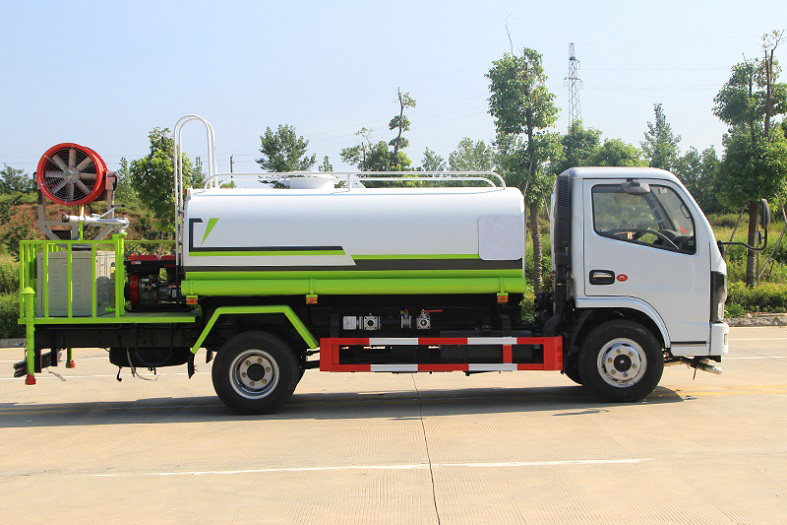 東風(fēng)小多利卡5噸噴霧灑水車/30米-40米霧炮