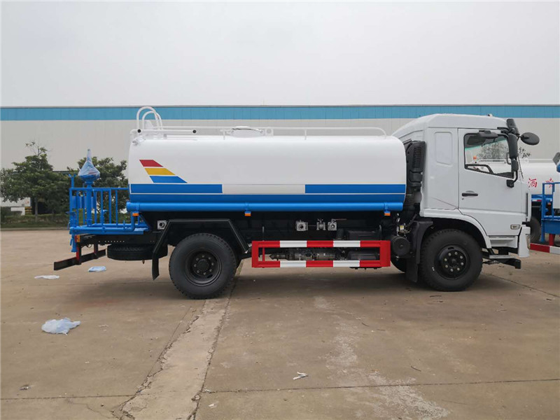國(guó)六東風(fēng)專底D3 12噸灑水車