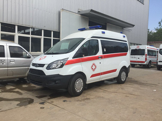 國(guó)六福特全順短軸中頂柴油版救護(hù)車(chē)