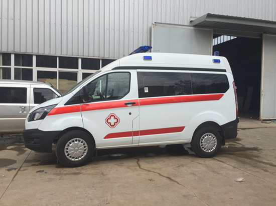 國(guó)六福特全順短軸中頂柴油版救護(hù)車(chē)